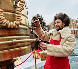 В Новогоднюю Москву на "поющем" автобусе со Снегурочкой